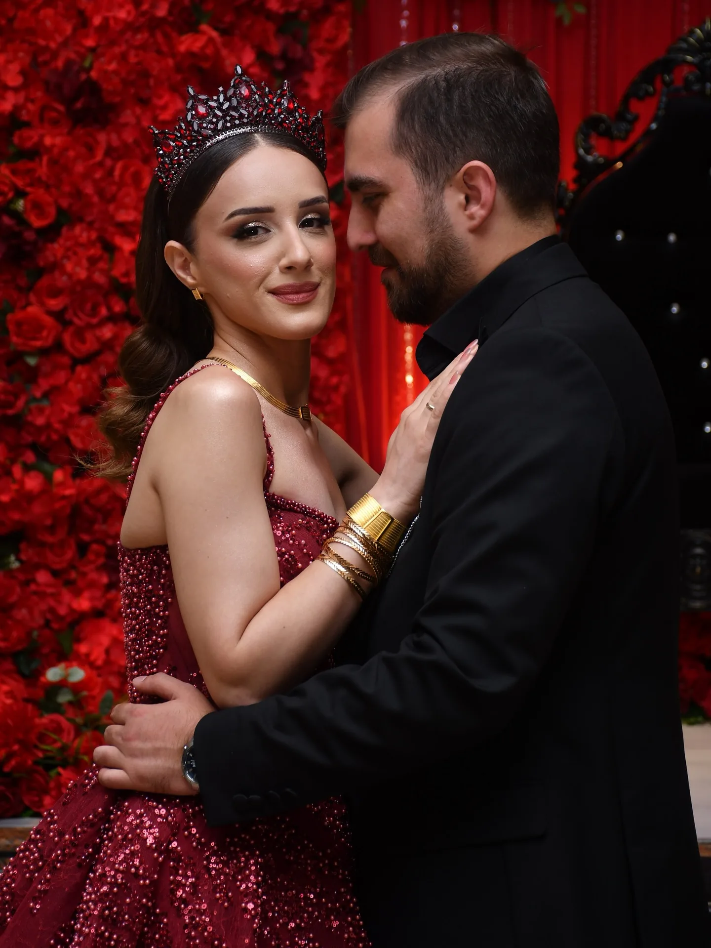 Nişanlı çift portresi — taç, bordo ve gül detayları